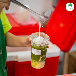Xử lý ở nhiệt độ thấp là lý do vì sao ly nước rau má tại Rau Má Mix có màu xanh tươi sáng và mùi thơm nồng đặc trưng