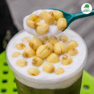 Rau má tươi thanh mát nay được mix thêm với topping hạt sen mới bùi thơm — một sự kết hợp vừa quen, vừa lạ tại Rau Má Mix
