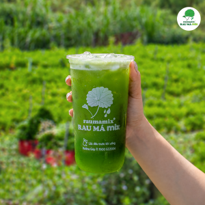 Khoảng 95% trọng lượng cần tây là nước, đi kèm lượng kali và natri tự nhiên — hai khoáng chất tham gia cân bằng điện giải. Nhờ đó, nước ép cần tây vừa giải khát vừa giúp cơ thể bù nước một cách nhẹ nhàng.